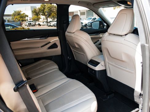 Used 2023 INFINITI QX60 Sensory w/ Vision Package AWD/4WD image 32