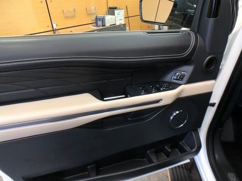 Certified 2023 Ford Expedition Platinum image 12
