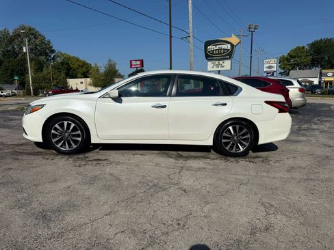 Used 2017 Nissan Altima 2.5 SV image 2