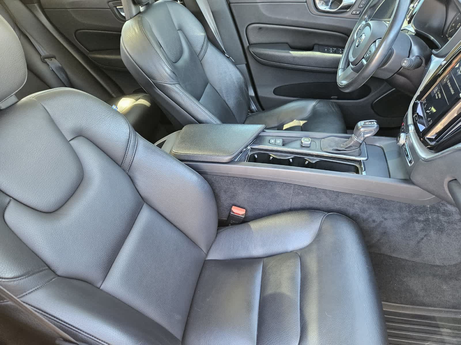 Used 2018 Volvo XC60 T5 Momentum w/ Vision Package AWD/4WD image 12