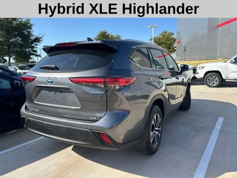 Used 2022 Toyota Highlander XLE AWD/4WD image 3