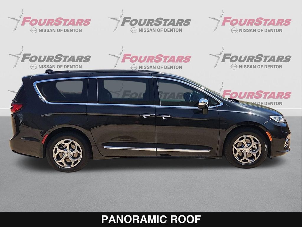 Used 2023 Chrysler Pacifica Limited w/ Uconnect Theater Family Group FWD image 3