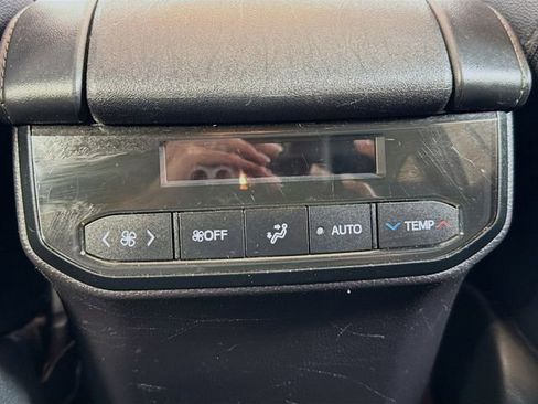 Used 2024 Toyota Highlander XLE AWD/4WD image 23