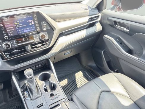 Used 2020 Toyota Highlander XLE AWD/4WD image 12