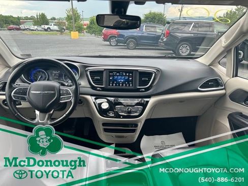 Used 2020 Chrysler Pacifica Touring-L FWD image 9