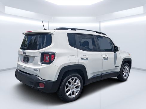 Used 2018 Jeep Renegade Latitude FWD image 3