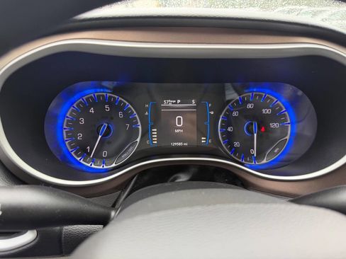 Used 2017 Chrysler Pacifica Touring FWD image 18