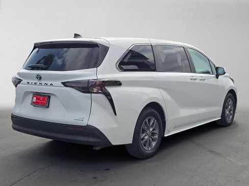 Used 2023 Toyota Sienna LE FWD image 3