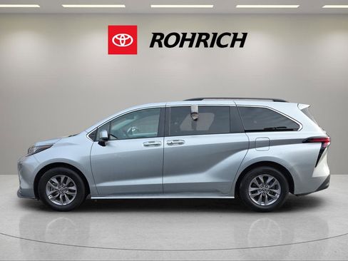 Used 2022 Toyota Sienna XLE image 8