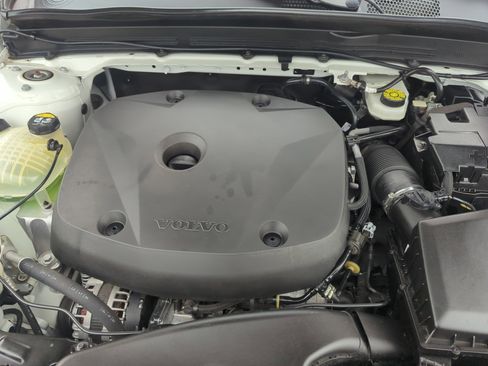 Used 2021 Volvo XC40 T5 R-Design w/ Climate Package image 20