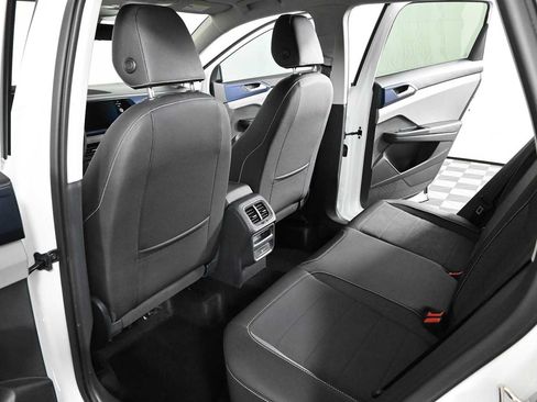 Certified 2024 Volkswagen Taos SE FWD image 11
