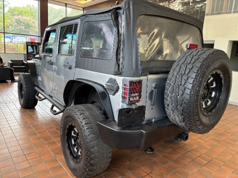 Used 2017 Jeep Wrangler Unlimited Sport w/ Connectivity Group AWD/4WD image 5