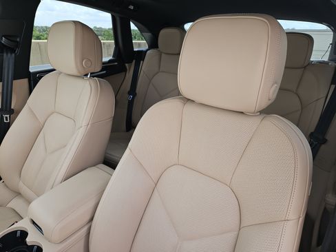 Certified 2026 Porsche Macan AWD/4WD image 6
