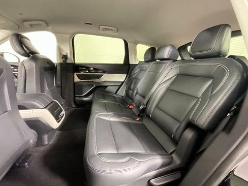 Used 2025 Lincoln Nautilus Premier image 25