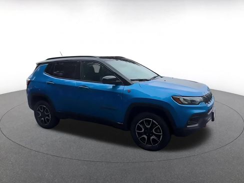Used 2025 Jeep Compass Trailhawk AWD/4WD image 2