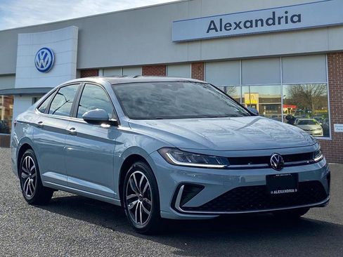 Certified 2025 Volkswagen Jetta SE image 1