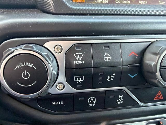 Used 2022 Jeep Wrangler Unlimited Sahara AWD/4WD image 19