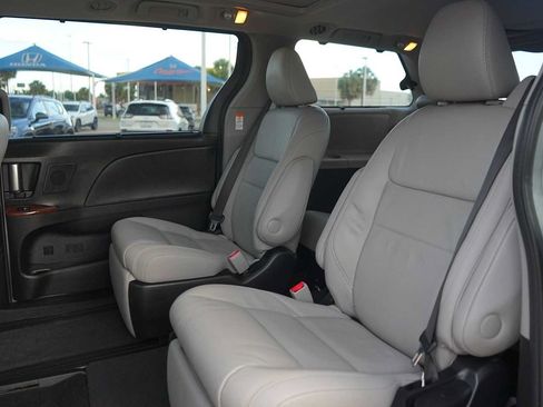 Used 2017 Toyota Sienna Limited Premium FWD image 14