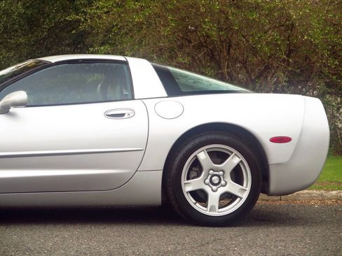 Used 1999 Chevrolet Corvette Coupe w/ Performance Handling Pkg image 19