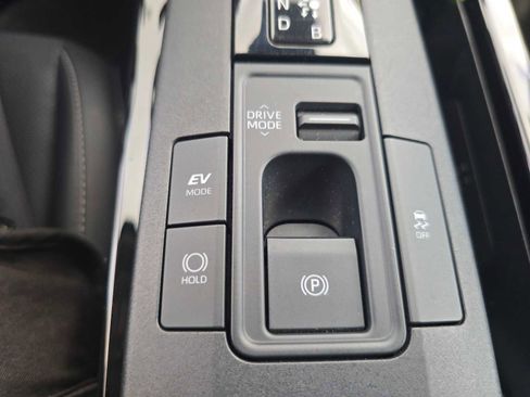 Used 2025 Toyota Prius XLE image 33