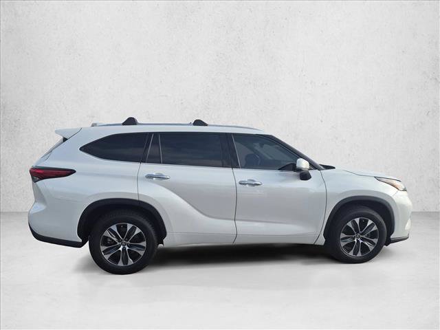 Used 2020 Toyota Highlander XLE FWD image 4