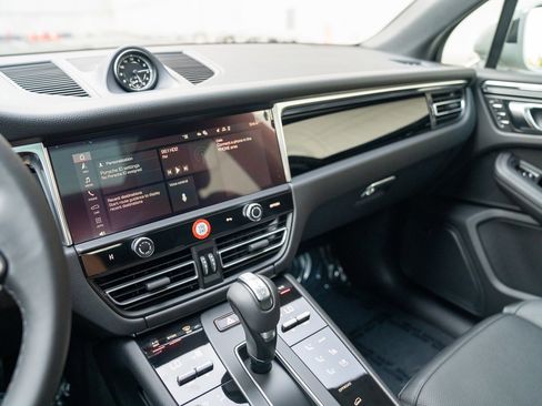 Certified 2025 Porsche Macan image 16
