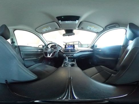 Used 2025 Nissan Altima 2.5 SV FWD image 41