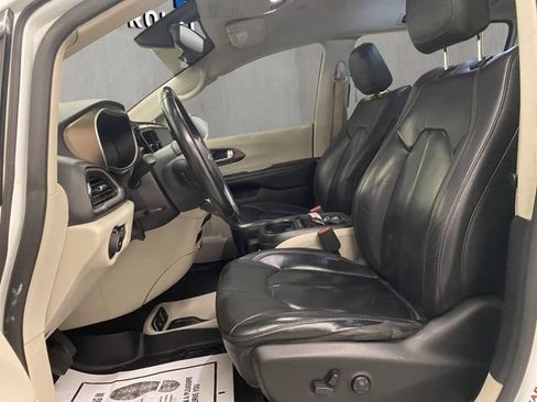 Used 2017 Chrysler Pacifica Touring-L FWD image 7