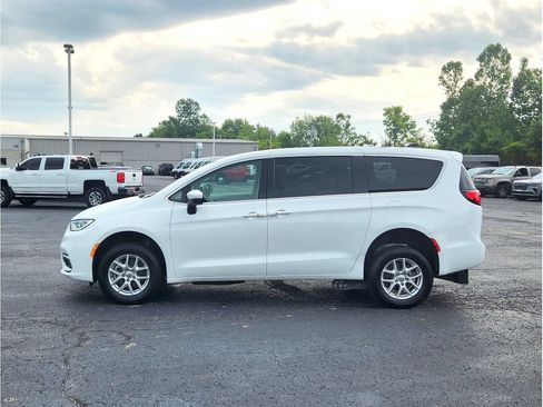 Used 2023 Chrysler Pacifica Touring-L FWD image 24