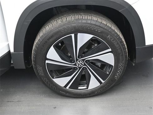 Used 2025 Volkswagen Taos SE w/ Panoramic Sunroof Package image 38