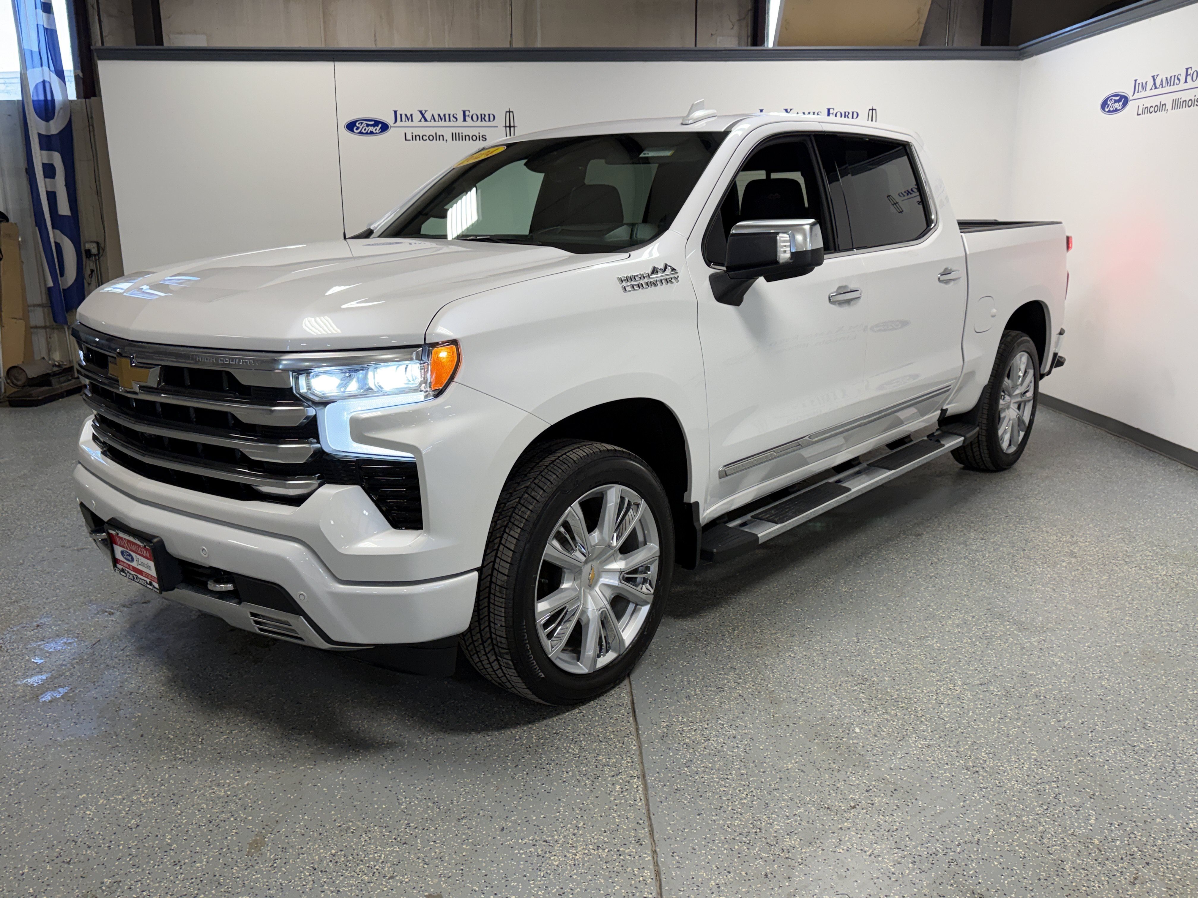 Used 2024 Chevrolet Silverado 1500 High Country w/ High Country Premium Package AWD/4WD image 3