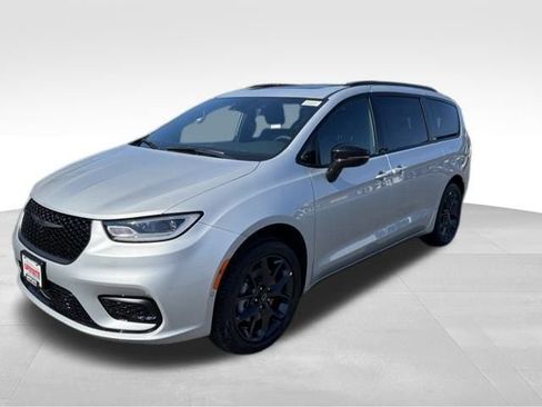 New 2026 Chrysler Pacifica Limited w/ S Appearance Package image 3