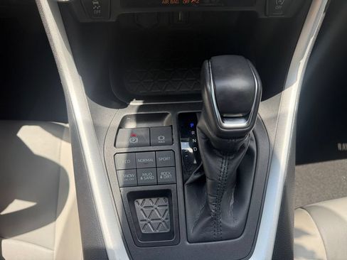 Used 2022 Toyota RAV4 XLE Premium AWD/4WD image 28