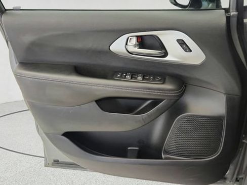 Used 2025 Chrysler Pacifica Limited FWD image 23