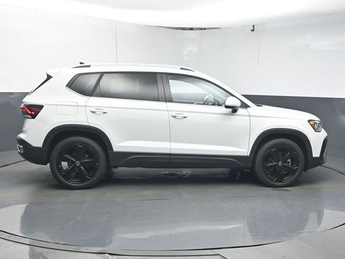 Used 2025 Volkswagen Taos SE image 8