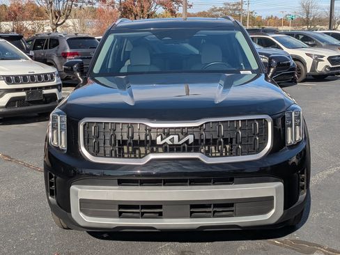 Used 2024 Kia Telluride EX w/ EX Captain's Chair Package image 3
