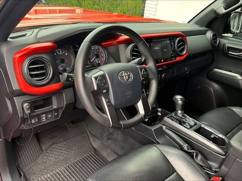 Used 2018 Toyota Tacoma TRD Sport image 19