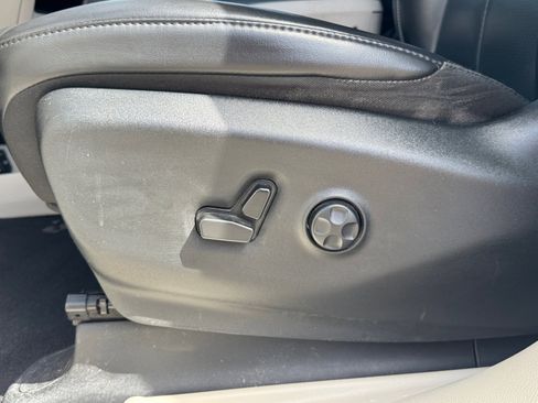 Used 2021 Chrysler Voyager Lxi FWD image 13
