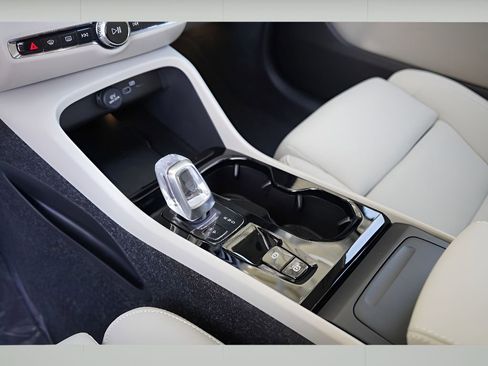 New 2025 Volvo XC40 B5 Ultra w/ Climate Package image 16