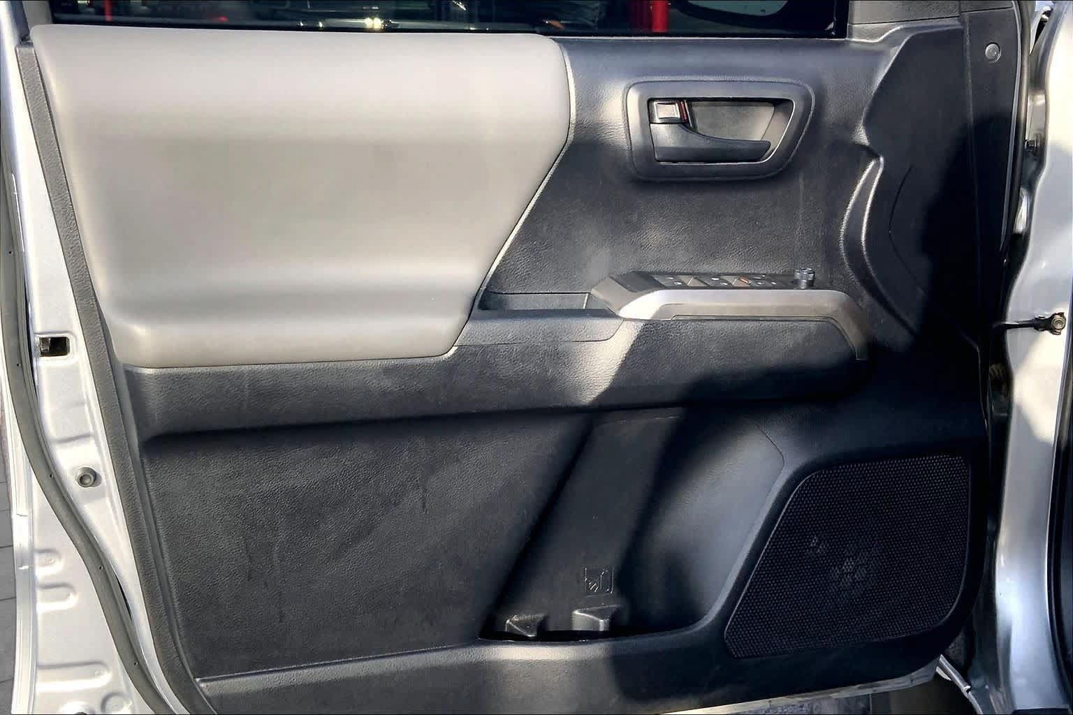 Used 2019 Toyota Tacoma SR5 AWD/4WD image 22