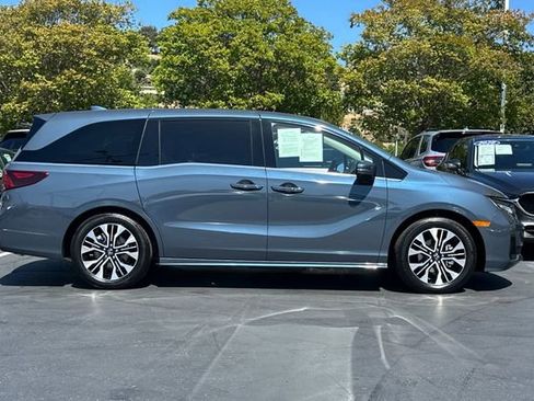 Used 2025 Honda Odyssey Elite image 2