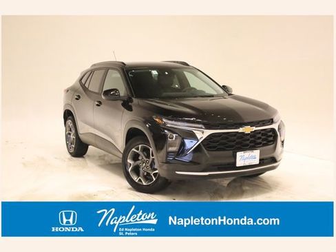 Used 2025 Chevrolet Trax LT w/ LT Convenience Package FWD image 1