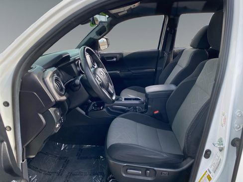 Used 2022 Toyota Tacoma TRD Sport w/ Technology Package image 9