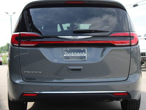 Used 2025 Chrysler Pacifica Select FWD image 16