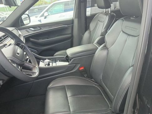 Used 2025 Jeep Grand Cherokee L Overland w/ Luxury Tech Group IV AWD/4WD image 6