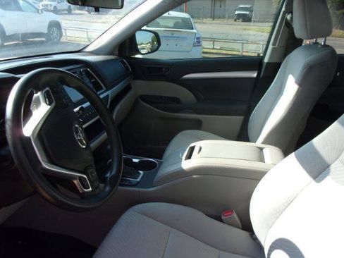 Used 2015 Toyota Highlander LE FWD image 12