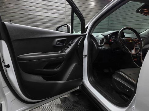 Used 2020 Chevrolet Trax LT w/ LT Convenience Package AWD/4WD image 30