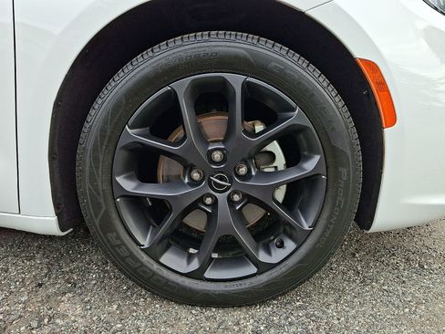 Used 2022 Chrysler Pacifica Touring-L w/ S Appearance Package FWD image 8