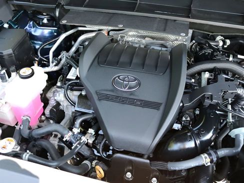 Used 2025 Toyota Highlander LE FWD image 10
