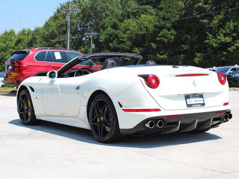 Used 2017 Ferrari California T image 8